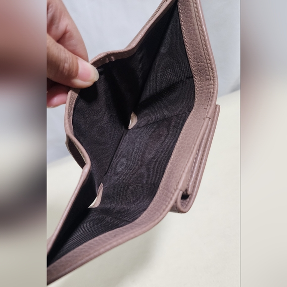 Gucci Marmont Trifold compact Wallet. Minor corner wear. Needs some cleaning. - Picture 12 of 16